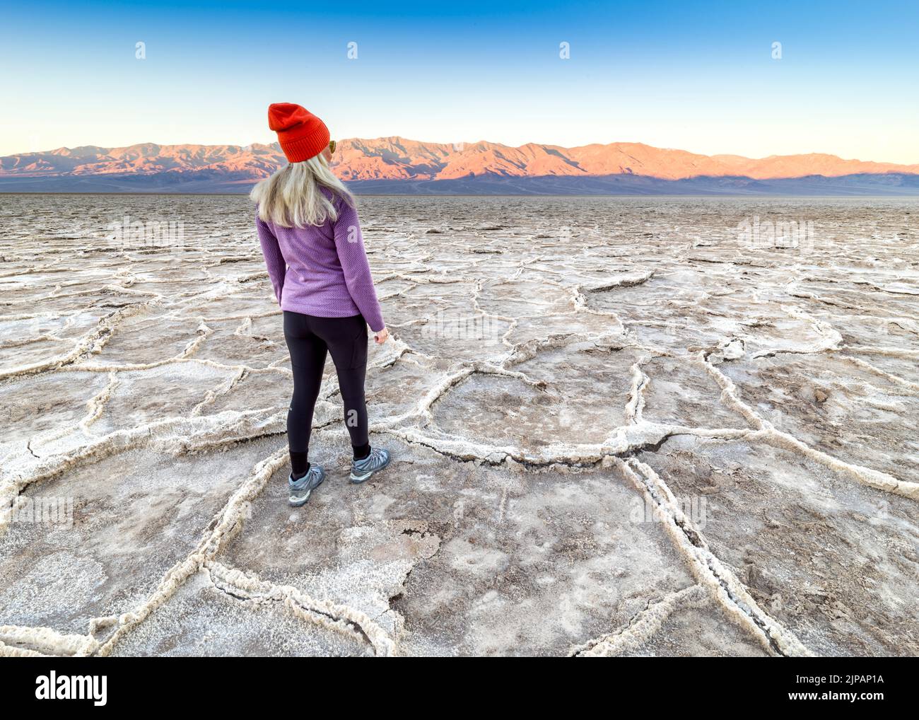 Randonneur appréciant le matin, crépuscule avant Sunrise Bad Water Basin, Salt Flats, Salt Crusts Death Valley National Park, Californie, Amérique du Nord, Etats-Unis Banque D'Images