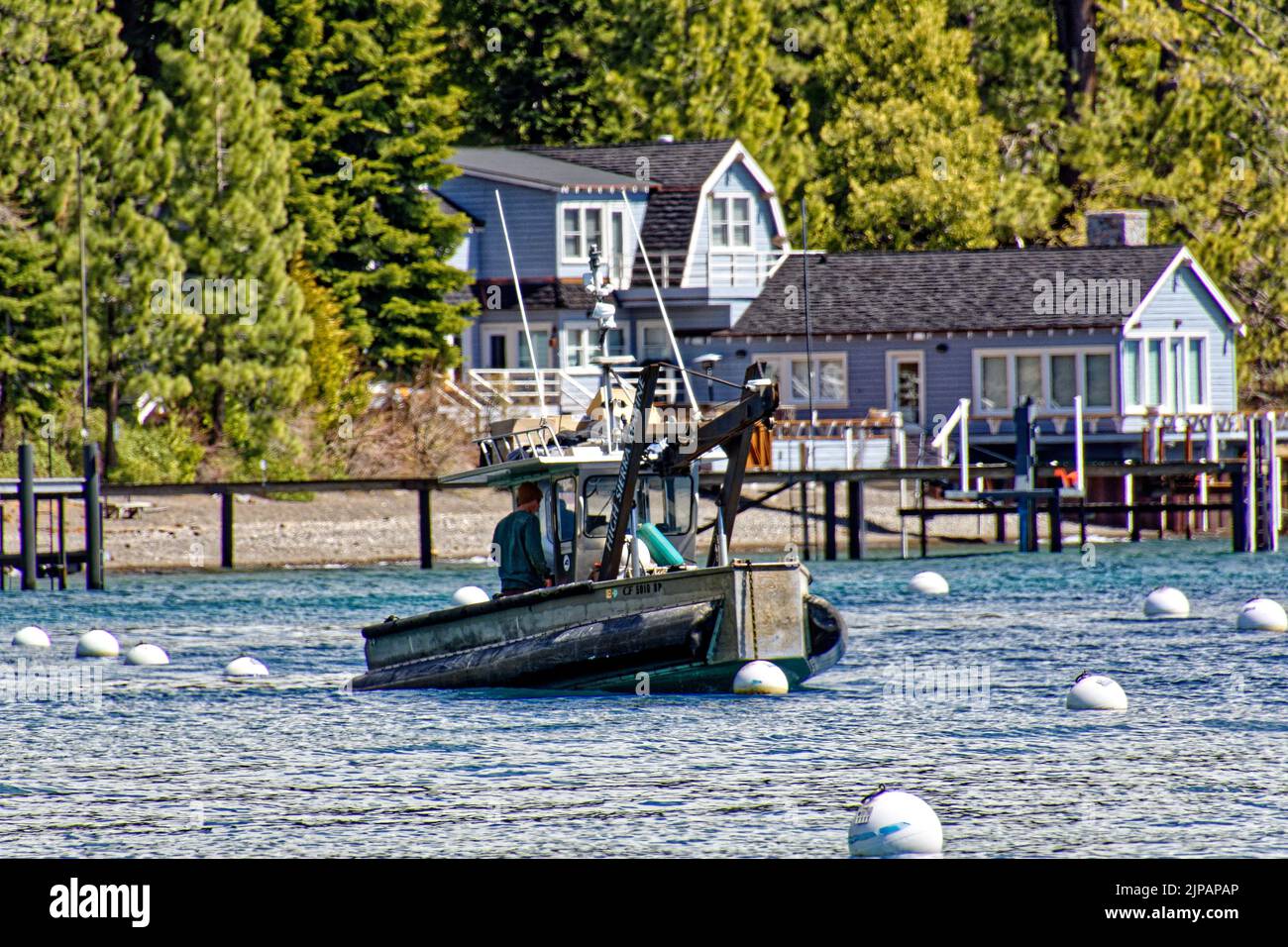 Gros plan d'un bateau sur le lac Tahoe pour déplacer des bouées après le vent Banque D'Images