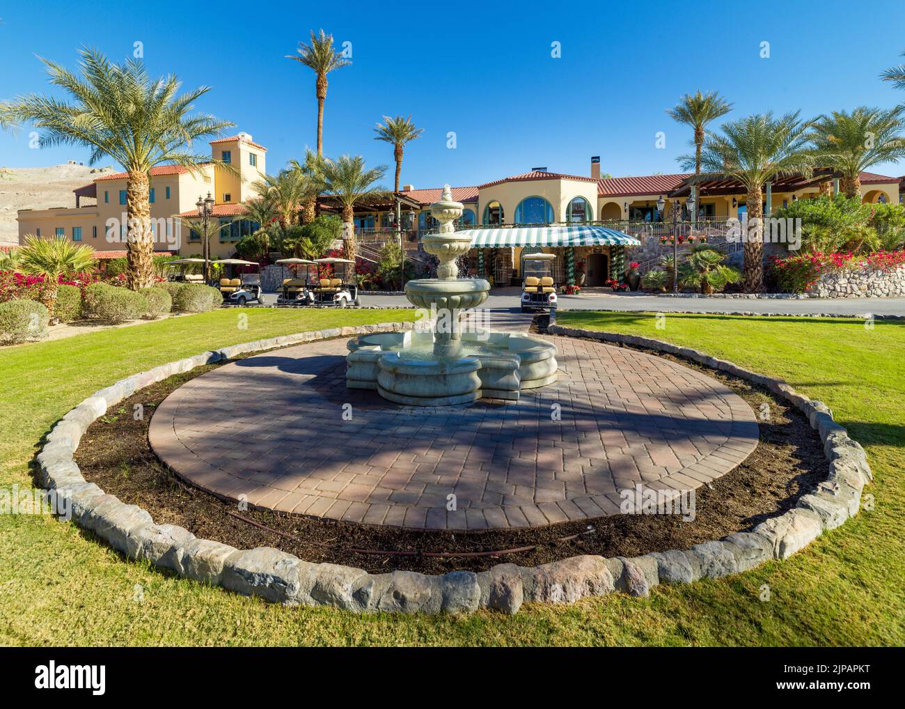 The INN at the Oasis Hotel, Furnace Creek, piscine et palmiers dans le parc national de Desert Death Valley, Californie, Amérique du Nord, Etats-Unis Banque D'Images
