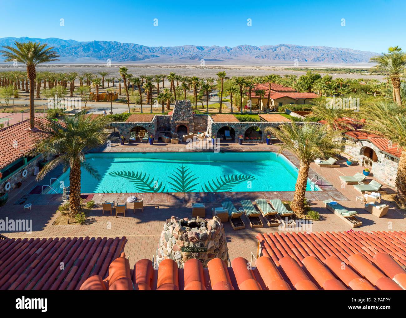 The INN at the Oasis Hotel, Furnace Creek, piscine et palmiers dans le parc national de Desert Death Valley, Californie, Amérique du Nord, Etats-Unis Banque D'Images
