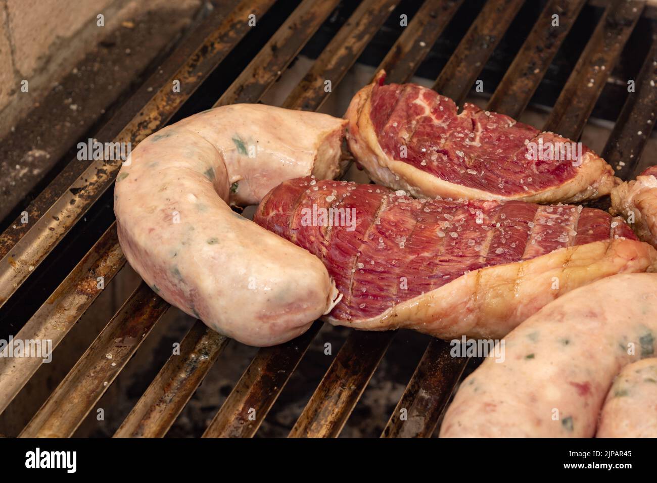 steaks et saucisses picanha sur gril chaud. angle élevé Banque D'Images