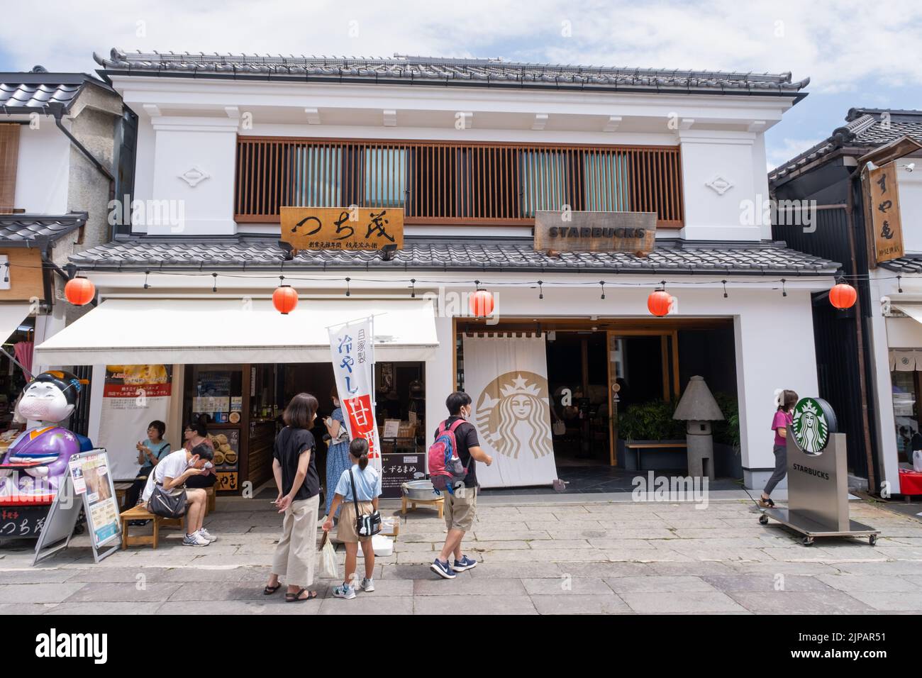 L'extérieur du café Starbucks du Temple Zenko-Ji en été. Le bâtiment traditionnellement japonais est plein de clients pendant le COVID-19 Banque D'Images