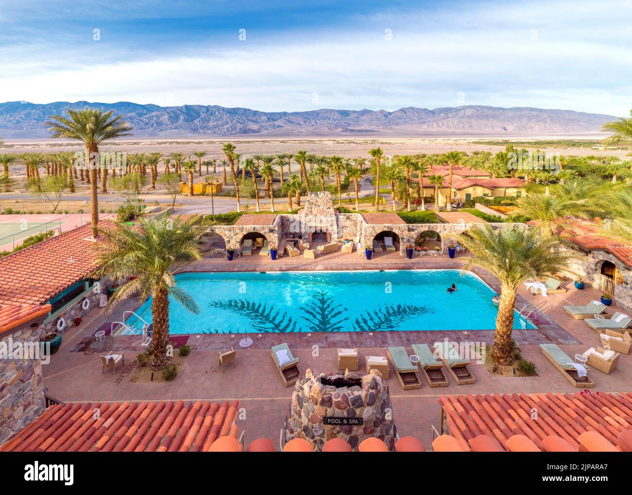 The INN at the Oasis Hotel, Furnace Creek, piscine et palmiers dans le parc national de Desert Death Valley, Californie, Amérique du Nord, Etats-Unis Banque D'Images