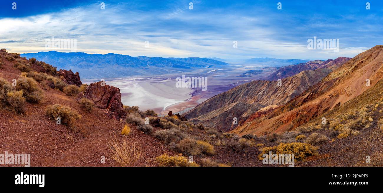 Dantes View, vue sur Badwater Basin Salt Flats, au-dessus du niveau de la mer Death Valley National Park, Californie, Amérique du Nord, Etats-Unis Banque D'Images