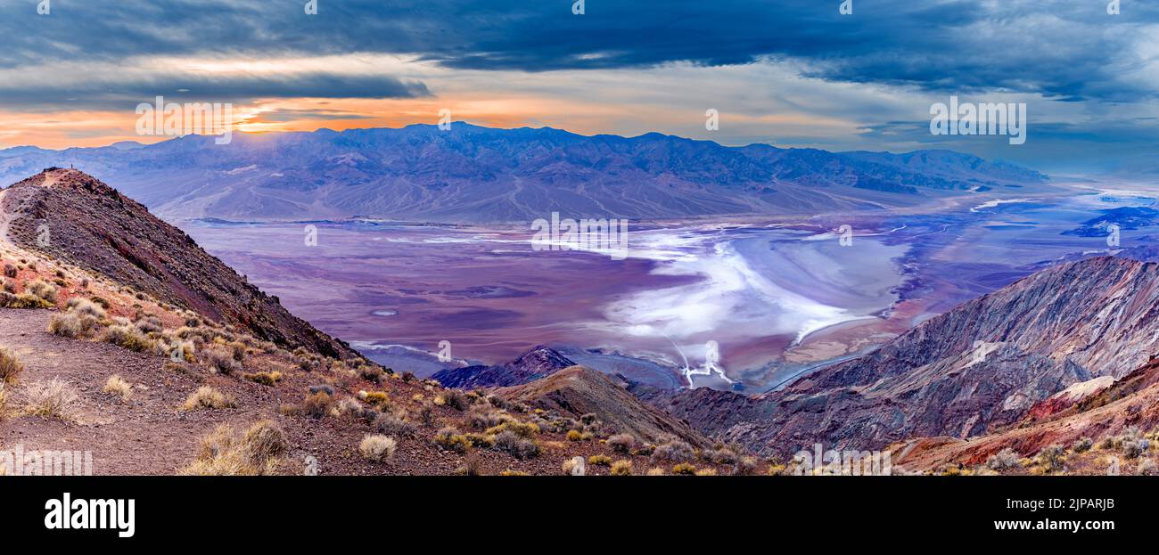 Coucher de soleil, vue sur Dantes, vue sur Badwater Basin Salt Flats, au-dessus du niveau de la mer Parc national de la Vallée de la mort, Californie, Amérique du Nord, Etats-Unis Banque D'Images