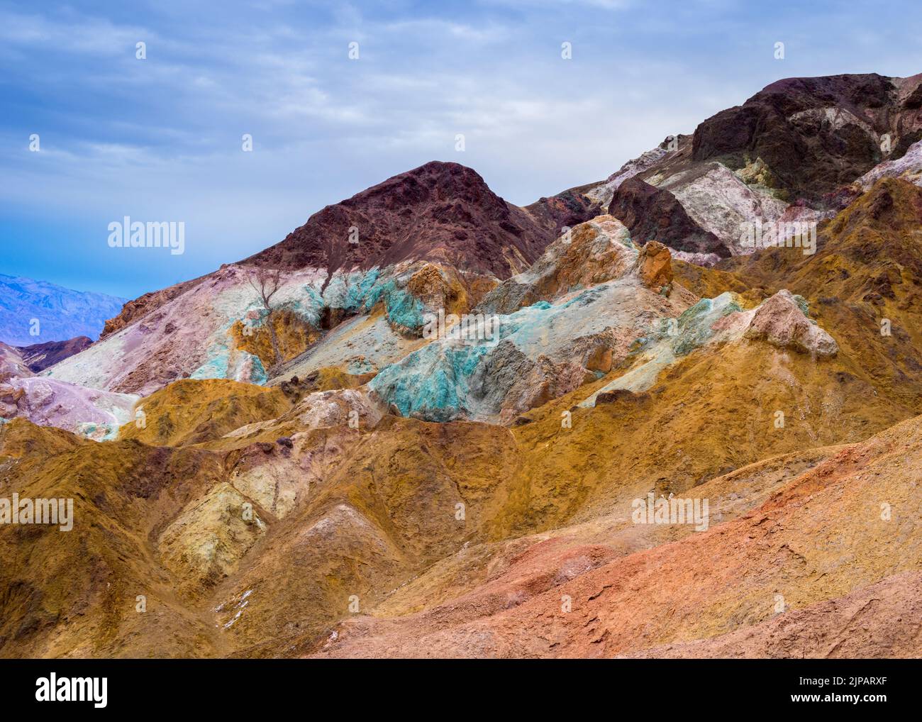 Randonneur à Artists Colorful Palette, Bad Lands Artists Drive Death Valley National Park, Californie, Amérique du Nord, États-Unis Banque D'Images