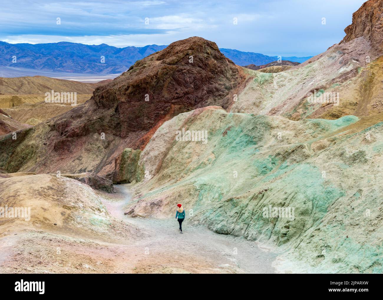 Randonneurs à pied artistes coloré Palette, Bad Lands Artists Drive Death Valley National Park, Californie, Amérique du Nord, États-Unis Banque D'Images