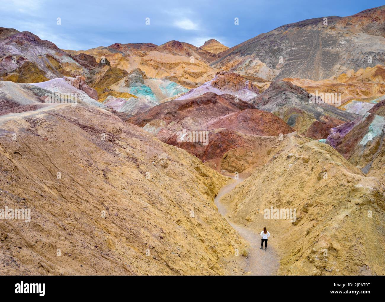 Randonneurs à pied artistes coloré Palette, Bad Lands Artists Drive Death Valley National Park, Californie, Amérique du Nord, États-Unis Banque D'Images