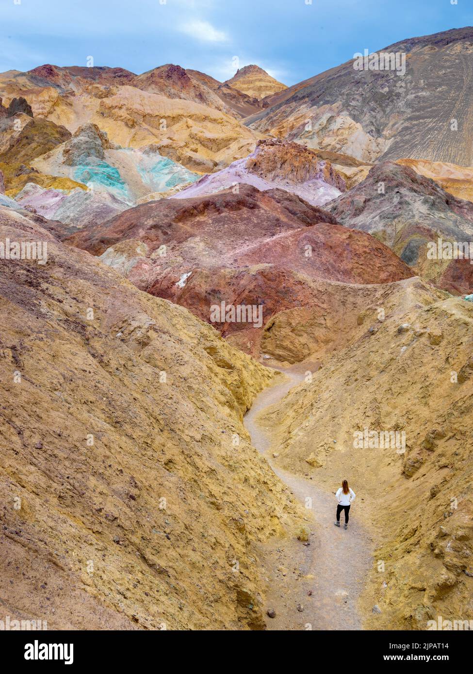 Randonneurs à pied artistes coloré Palette, Bad Lands Artists Drive Death Valley National Park, Californie, Amérique du Nord, États-Unis Banque D'Images