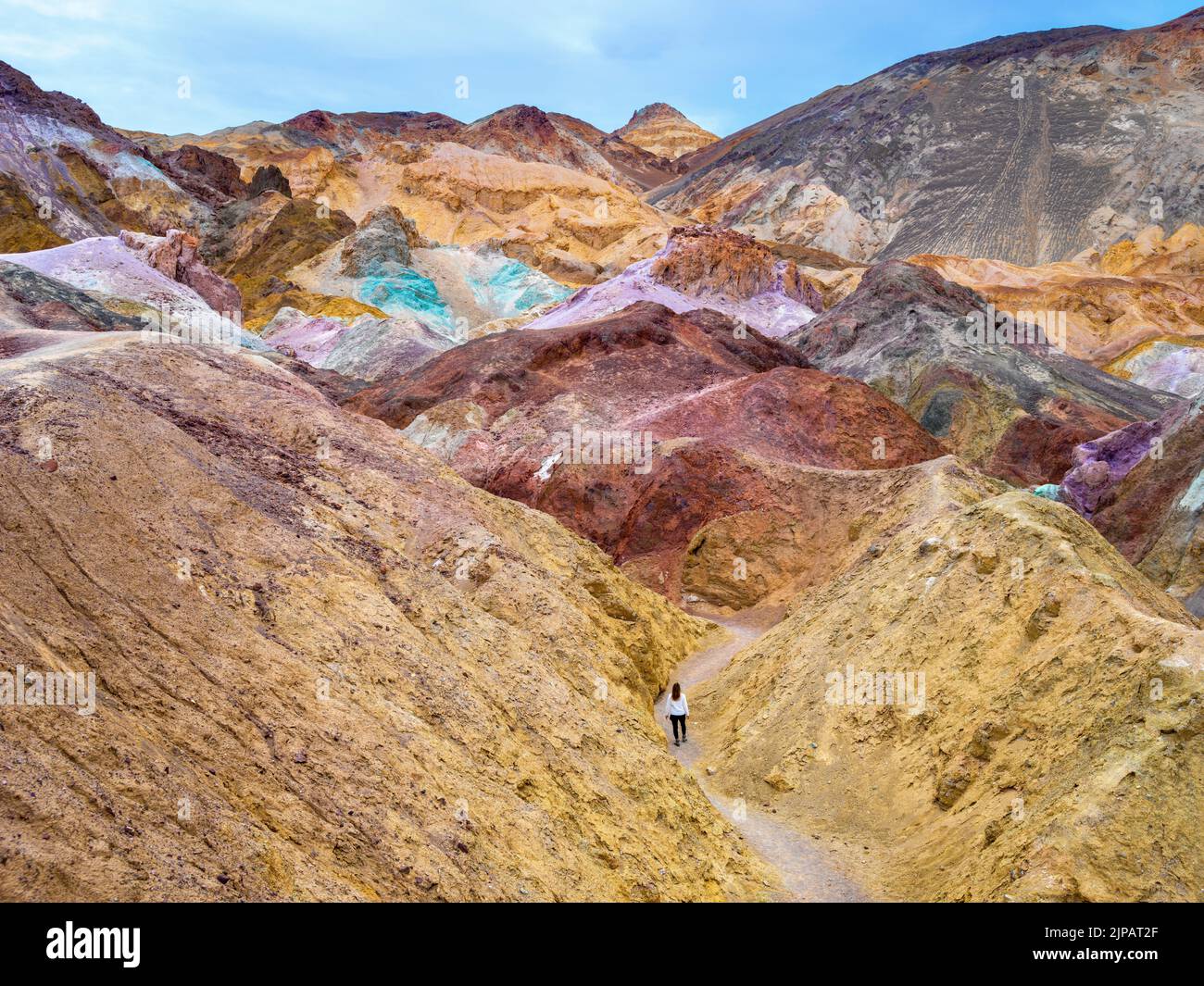 Randonneurs à pied artistes coloré Palette, Bad Lands Artists Drive Death Valley National Park, Californie, Amérique du Nord, États-Unis Banque D'Images