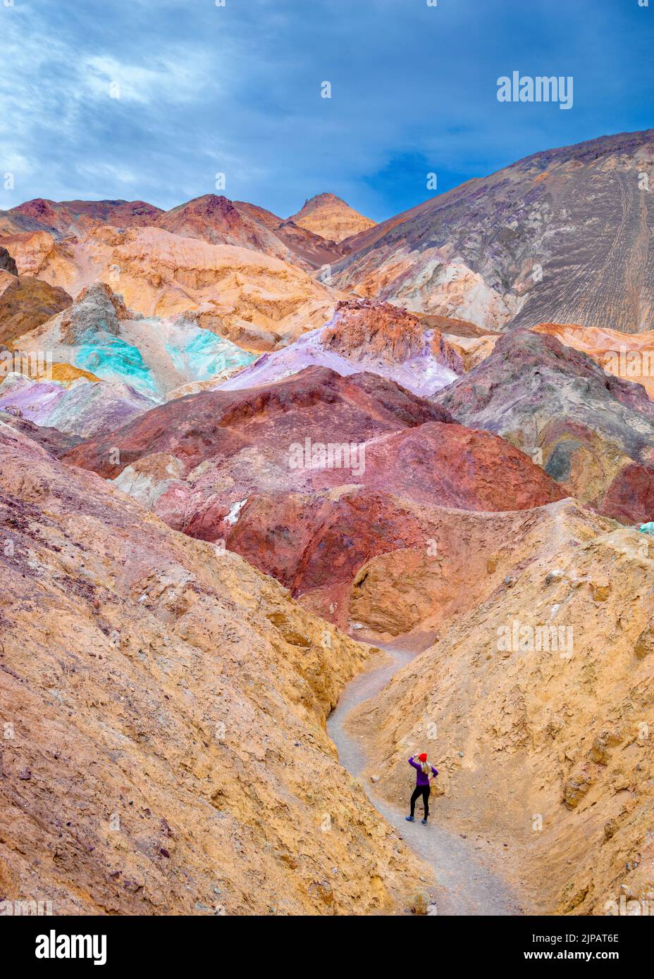 Randonneur à Artists Colorful Palette, Bad Lands Artists Drive Death Valley National Park, Californie, Amérique du Nord, États-Unis Banque D'Images