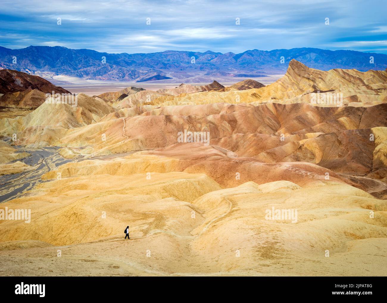 Randonneur admirant les merveilles naturelles des mauvaises terres colorées, Zabriskie point, parc national de la Vallée de la mort, Californie, Amérique du Nord, États-Unis Banque D'Images