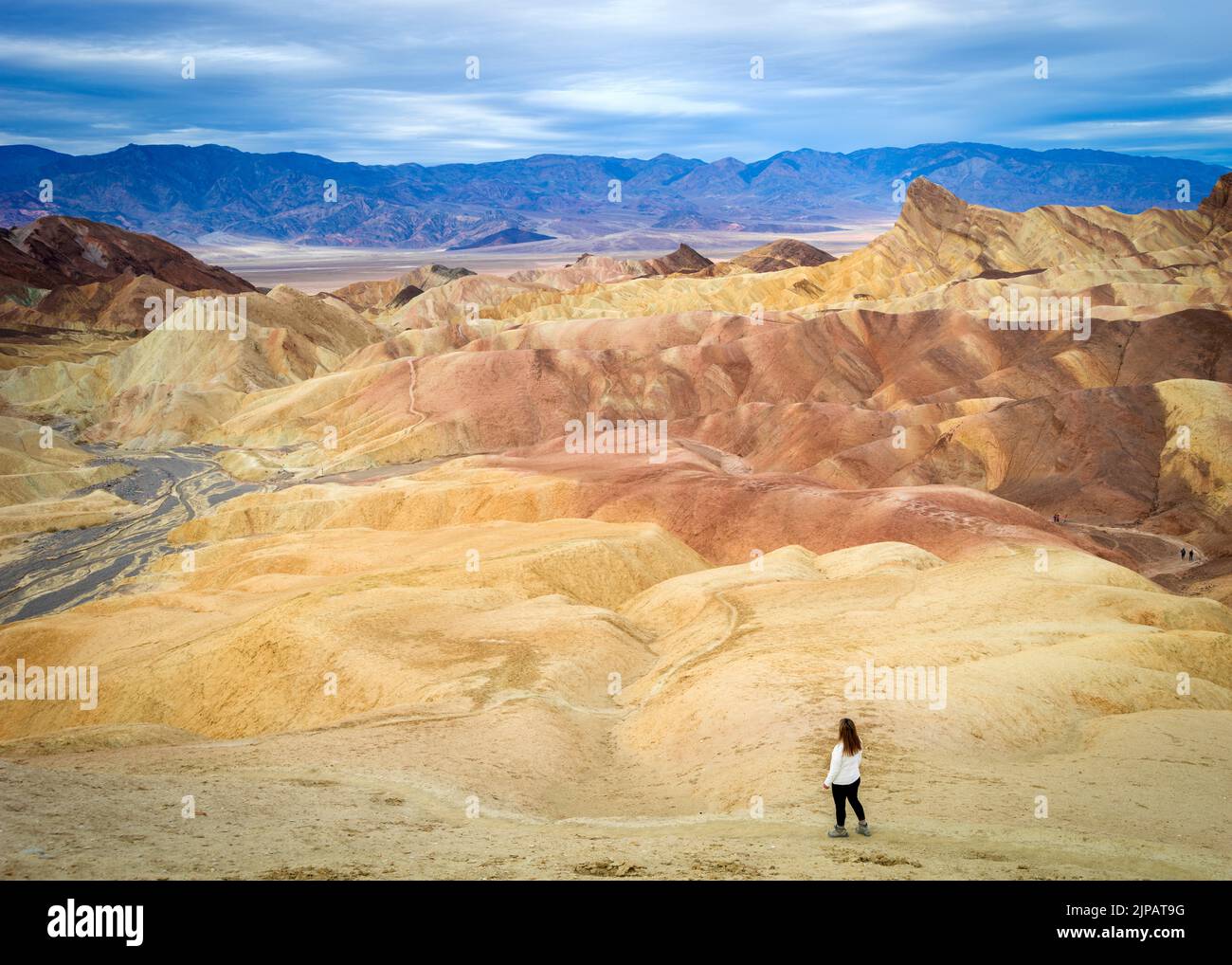 Randonneur admirant les merveilles naturelles des mauvaises terres colorées, Zabriskie point, parc national de la Vallée de la mort, Californie, Amérique du Nord, États-Unis Banque D'Images
