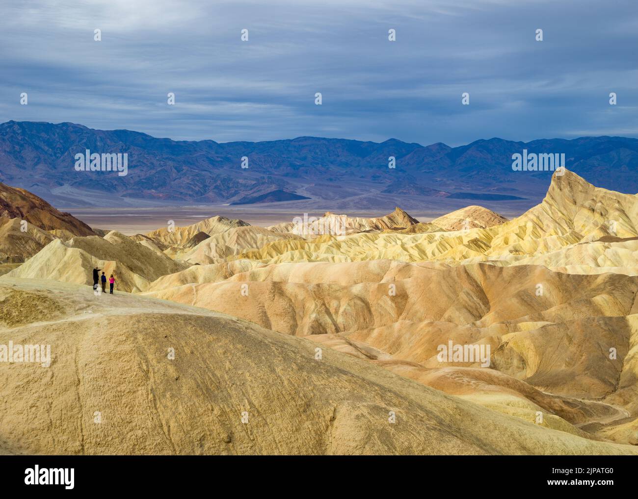 Randonneur admirant les merveilles naturelles des mauvaises terres colorées, Zabriskie point, parc national de la Vallée de la mort, Californie, Amérique du Nord, États-Unis Banque D'Images
