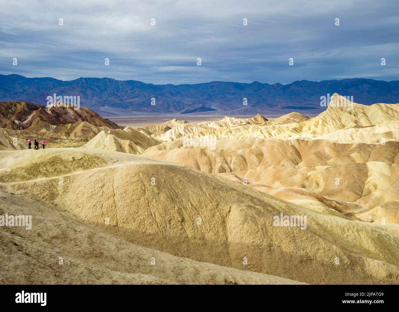 Randonneur admirant les merveilles naturelles des mauvaises terres colorées, Zabriskie point, parc national de la Vallée de la mort, Californie, Amérique du Nord, États-Unis Banque D'Images