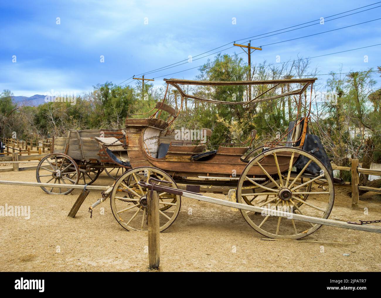 Vieux matériel de mineurs, le Ranch à l'Hôtel Oasis, four Creek, piscine et palmiers dans le parc national de Desert Death Valley, Californie, Banque D'Images