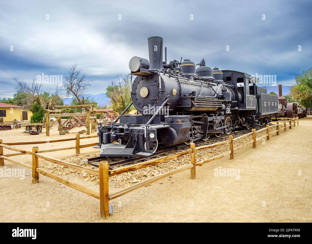 Musée extérieur des vieux mineurs et des équipements ferroviaires, le Ranch à l'hôtel Oasis, four Creek, piscine et palmiers dans le Val de la mort du désert Banque D'Images