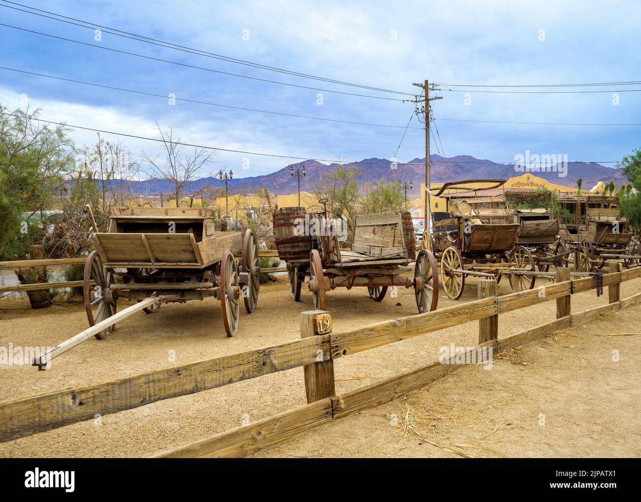 Musée extérieur des vieux mineurs et des équipements ferroviaires, le Ranch à l'hôtel Oasis, four Creek, piscine et palmiers dans le Val de la mort du désert Banque D'Images
