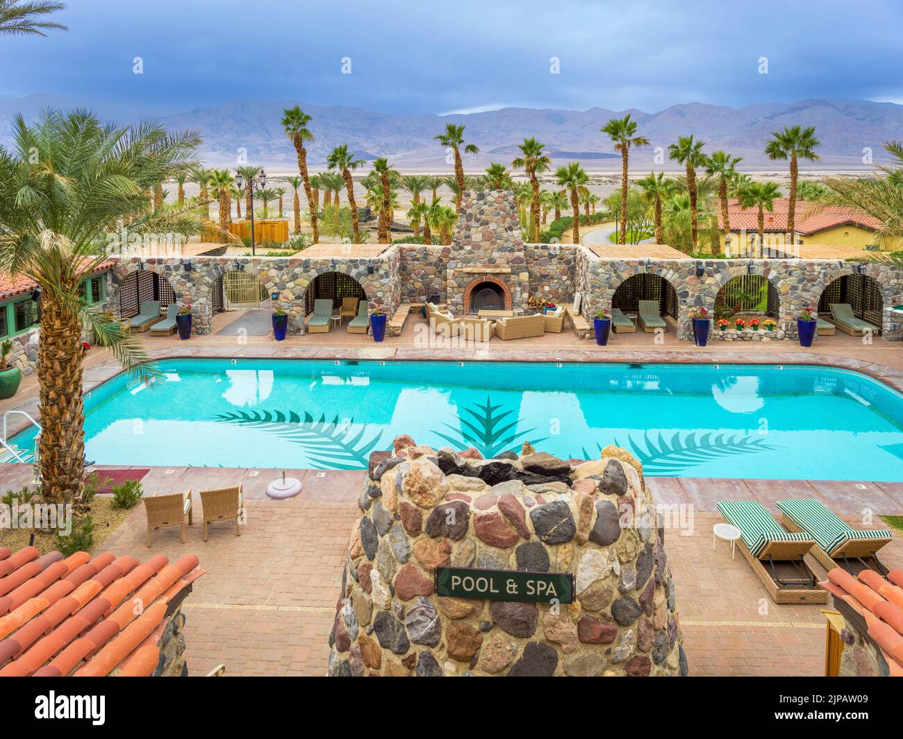 The INN at the Oasis Hotel, Furnace Creek, piscine et palmiers dans le parc national de Desert Death Valley, Californie, Amérique du Nord, Etats-Unis Banque D'Images