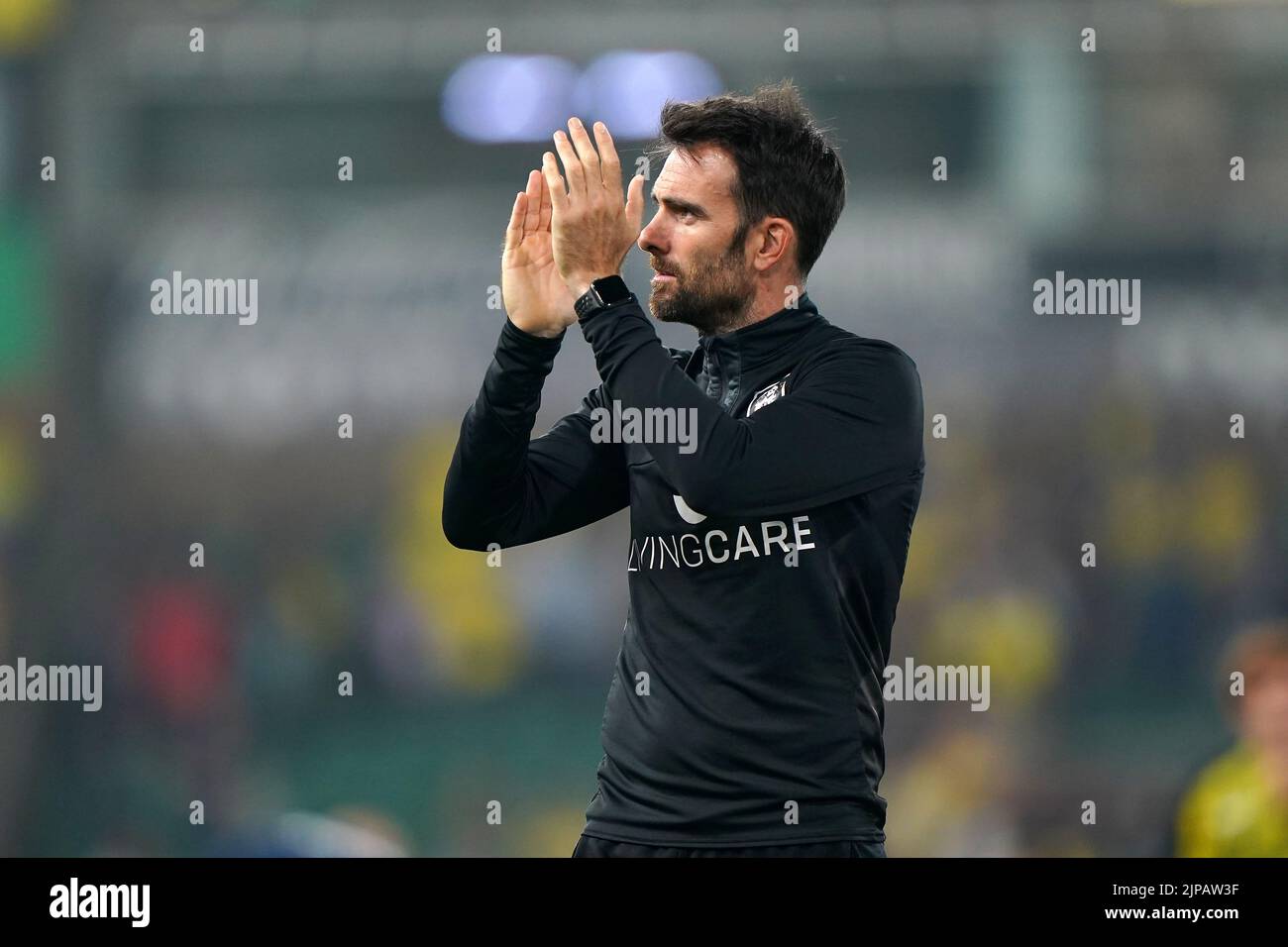 Danny Schofield, directeur de la ville de Huddersfield, applaudit les fans après le coup de sifflet final du match du championnat Sky Bet à Carrow Road, à Norwich. Date de la photo: Mardi 16 août 2022. Banque D'Images