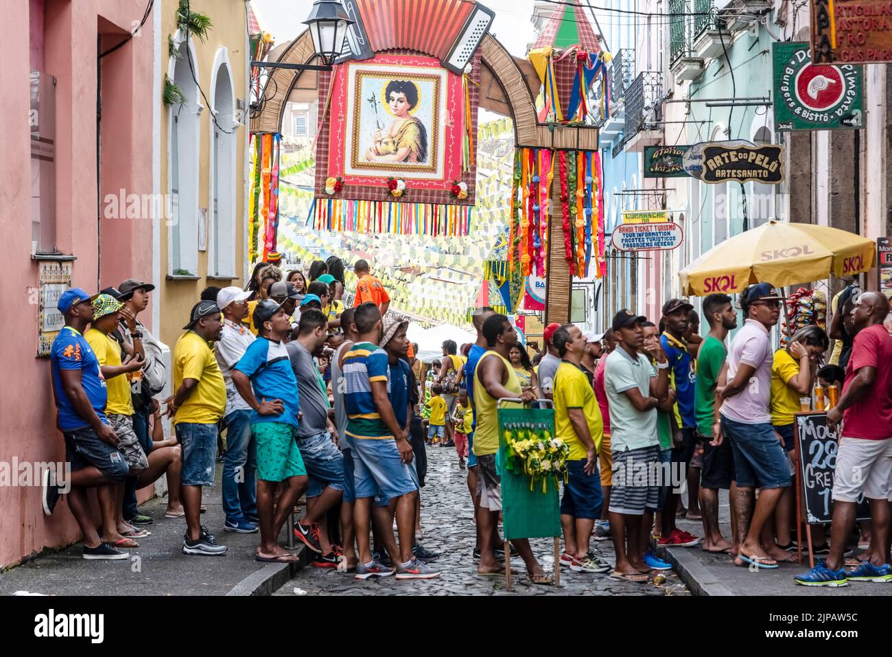 Salvador, Bahia, Brésil - 22 juin 2018: Les fans du Brésil sont vus à Pelourinho avant le match entre le Brésil et le Costa Rica pour le monde de football 2018 Banque D'Images