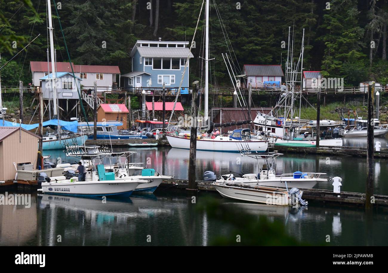 Elfin Cove, Alaska, États-Unis. 1st août 2022. La station balnéaire pittoresque et le village de pêcheurs d'Elfin Cove, dans la région du recensement de Hoonah-Angoon, sur l'île Chichagof, en Alaska, à 85 milles à l'ouest de Juneau, ont une population toute l'année de 24 personnes au recensement de 2020. Il est montré le soir de lundi 1 août 2022. La population augmente pendant la saison touristique d'été. (Image de crédit : © Mark Hertzberg/ZUMA Press Wire) Banque D'Images