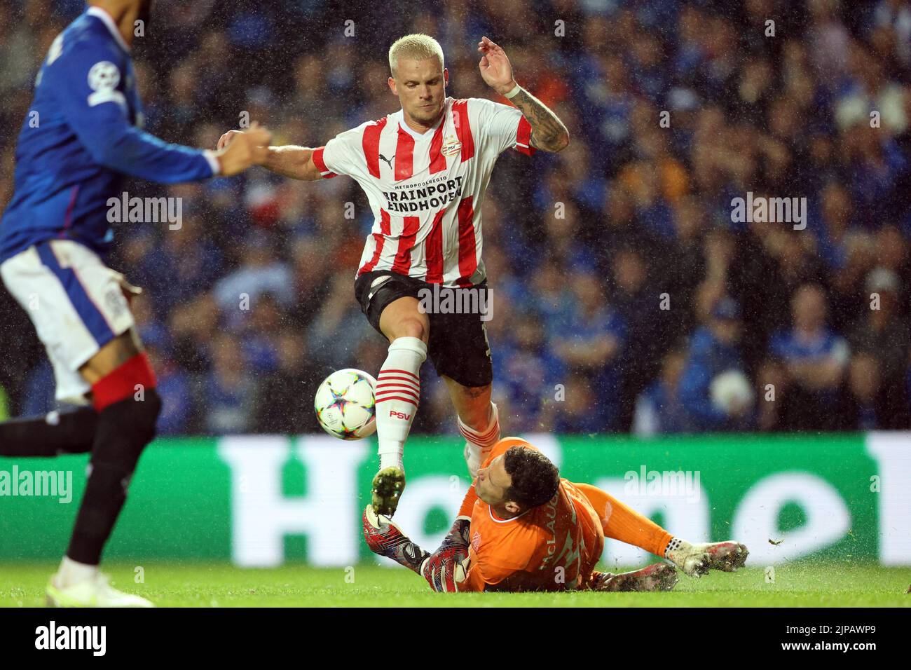 GLASGOW - (lr) Philipp Max du PSV Eindhoven, gardien de but du FC des Rangers Jon McLaughlin lors du match de finale de la Ligue des champions de l'UEFA entre le FC des Rangers et le PSV Eindhoven au stade Ibrox de 16 août 2022 à Glasgow, en Écosse. ANP ROBERT PERRY Banque D'Images