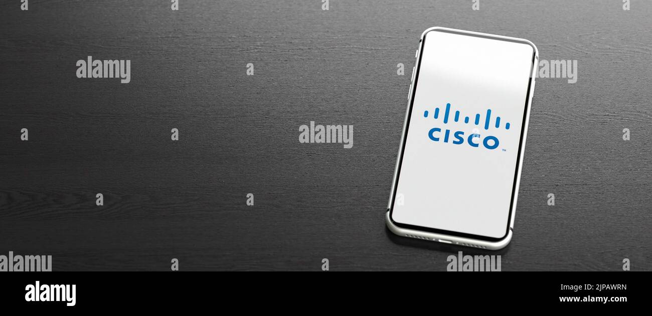 Logo de la société de technologie Cisco sur un téléphone portable sur une table. Copier l'espace. Format de bannière Web. Banque D'Images