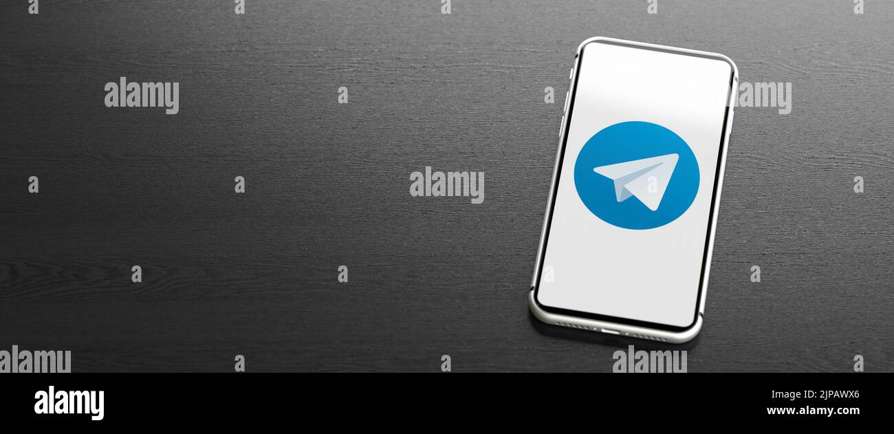 Logo du site de messagerie et de l'application Telegram sur un téléphone portable sur une table. Copier l'espace. Format de bannière Web. Banque D'Images