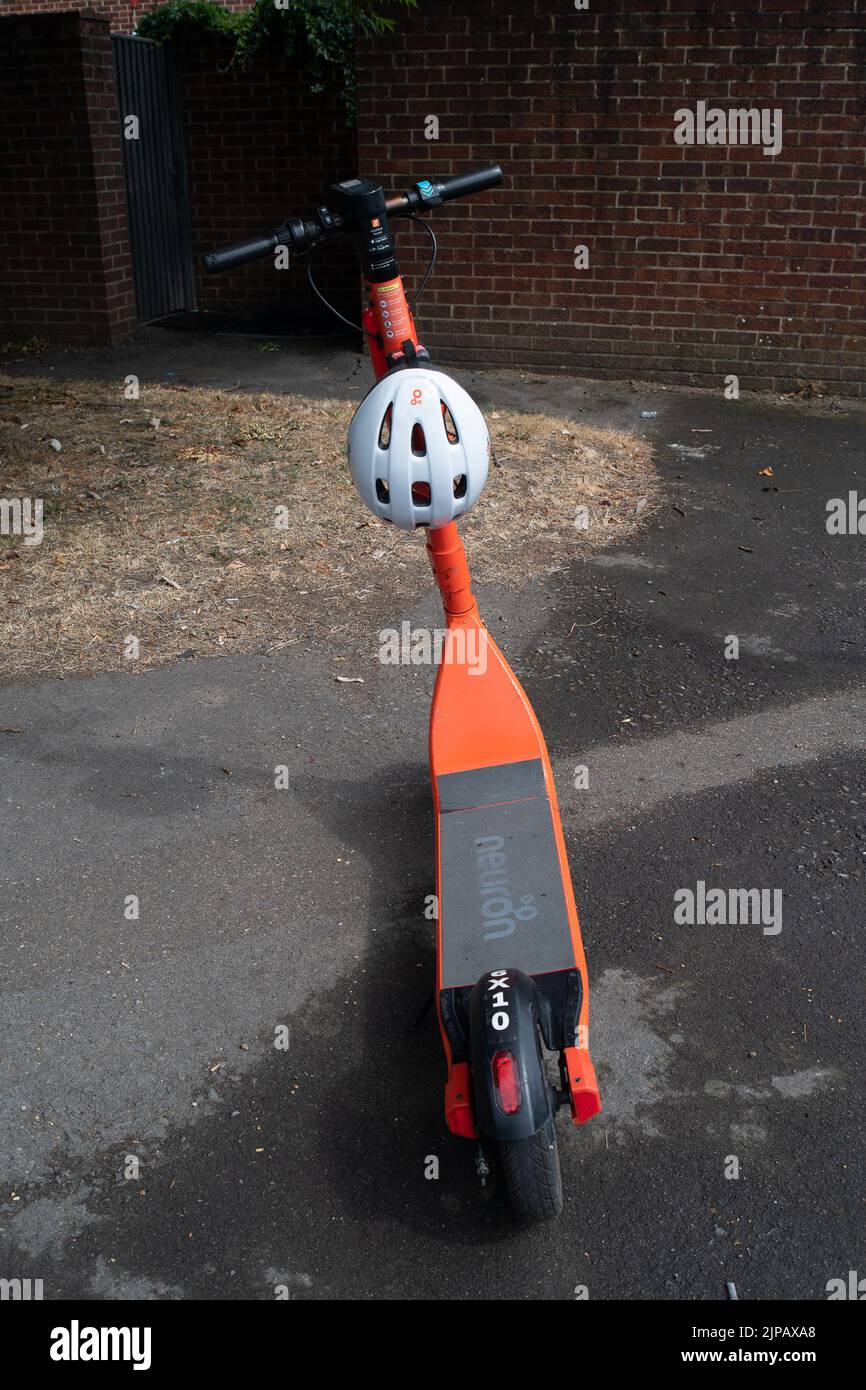 Slough, Royaume-Uni. 16th août 2022. Le programme de location d'essai de trottinettes à Slough, géré par la société Neurone Mobility, a été prolongé de deux ans. Les trottinettes orange sont populaires, cependant, les e-trottinettes en général ont été critiquées comme certains utilisateurs de vitesse sur les trottoirs et les routes avec eux causant des accidents. On a également signalé que certains utilisateurs étaient sous l'influence de l'alcool lorsqu'ils les consomment, en particulier la nuit. Crédit : Maureen McLean/Alay Live News Banque D'Images