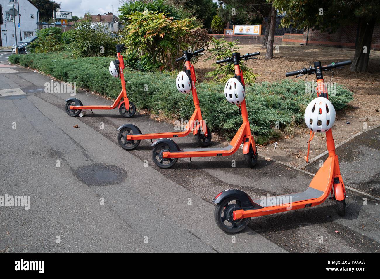 Slough, Royaume-Uni. 16th août 2022. Le programme de location d'essai de trottinettes à Slough, géré par la société Neurone Mobility, a été prolongé de deux ans. Les trottinettes orange sont populaires, cependant, les e-trottinettes en général ont été critiquées comme certains utilisateurs de vitesse sur les trottoirs et les routes avec eux causant des accidents. On a également signalé que certains utilisateurs étaient sous l'influence de l'alcool lorsqu'ils les consomment, en particulier la nuit. Crédit : Maureen McLean/Alay Live News Banque D'Images