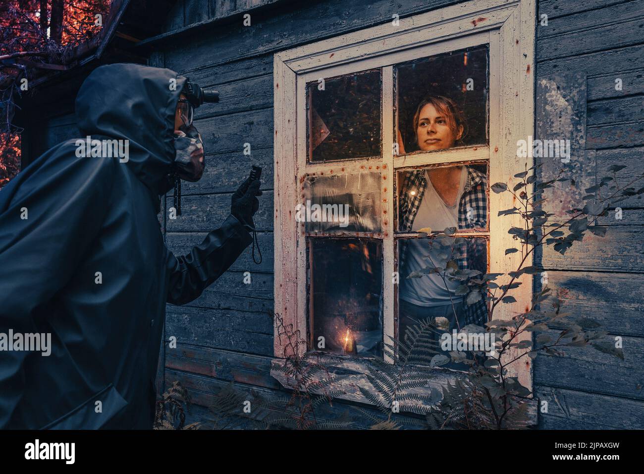 Poster de film fictif. Les gens avec des lampes de poche, des masques et des vêtements de protection inspectent la vieille maison. Personnes infectées épidémiques dans les foyers détruits. Environnement sombre et sombre, traitement du filtre. Banque D'Images