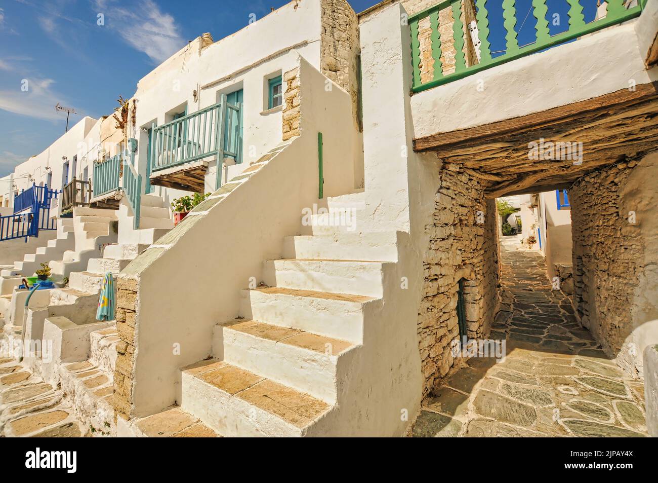 Vue sur un bâtiment blanc avec des balcons colorés à Castro, la partie la plus ancienne de la ville de Chora sur l'île de Folegandros dans les Cyclades, en Grèce Banque D'Images