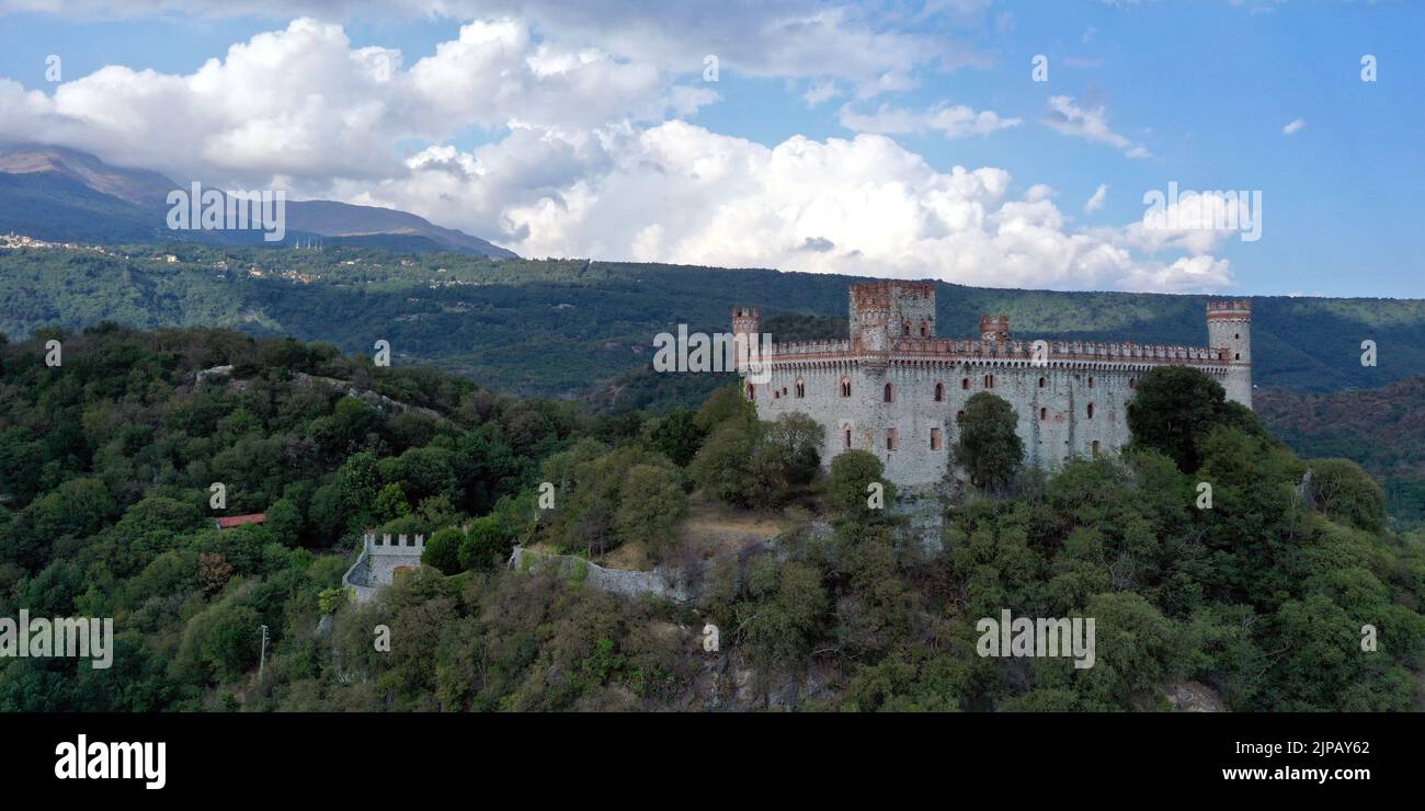 Le château de Montalto Dora, à une altitude de 405 mètres, sur le lac de Pistono, dans l'amphithéâtre morainique. Montalto Dora, Turin, Italie Banque D'Images