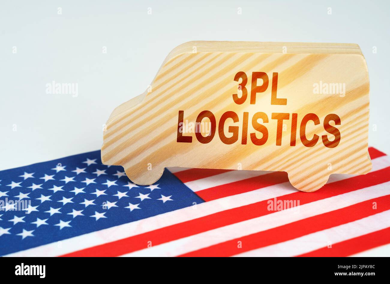 Le concept du transport de marchandises et de la logistique. Sur le drapeau américain se trouve un camion avec l'inscription - 3PL logistique Banque D'Images