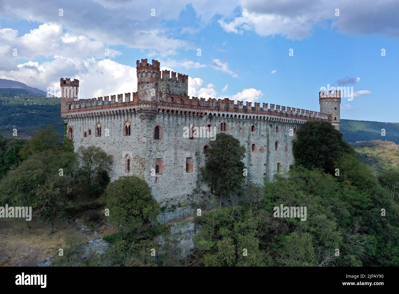 Le château de Montalto Dora, à une altitude de 405 mètres, sur le lac de Pistono, dans l'amphithéâtre morainique. Montalto Dora, Turin, Italie Banque D'Images