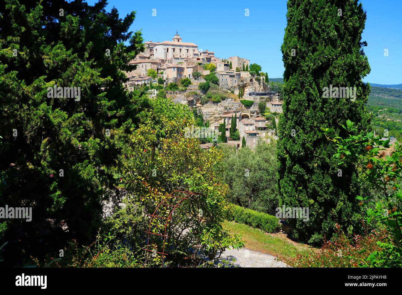 GORDES, FRANCE -1 JUL 2021- vue sur Gordes, un village perché dans la région du Luberon de Vaucluse, Provence, France. Il est classé parmi les 1 Banque D'Images
