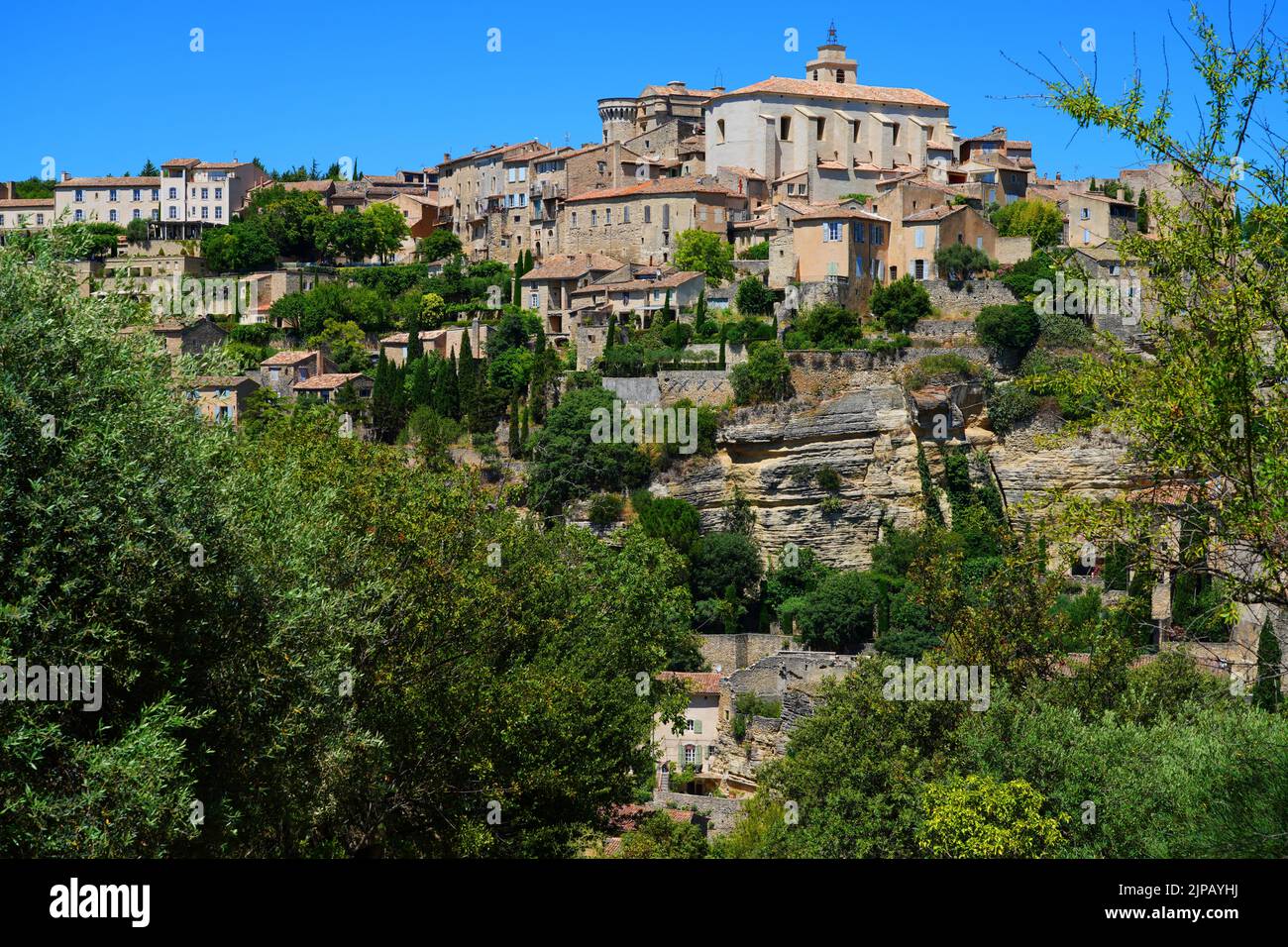 GORDES, FRANCE -1 JUL 2021- vue sur Gordes, un village perché dans la région du Luberon de Vaucluse, Provence, France. Il est classé parmi les 1 Banque D'Images