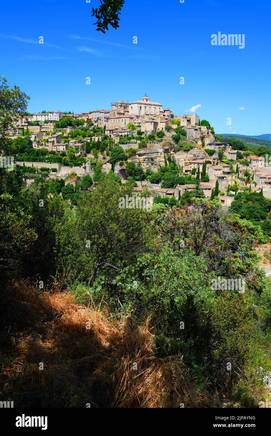 GORDES, FRANCE -1 JUL 2021- vue sur Gordes, un village perché dans la région du Luberon de Vaucluse, Provence, France. Il est classé parmi les 1 Banque D'Images