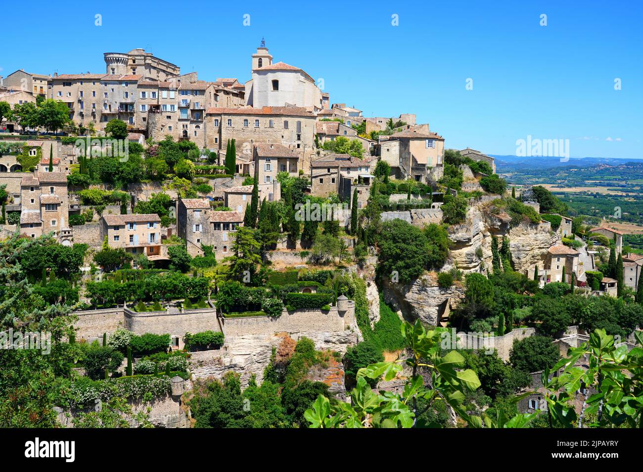 GORDES, FRANCE -1 JUL 2021- vue sur Gordes, un village perché dans la région du Luberon de Vaucluse, Provence, France. Il est classé parmi les 1 Banque D'Images