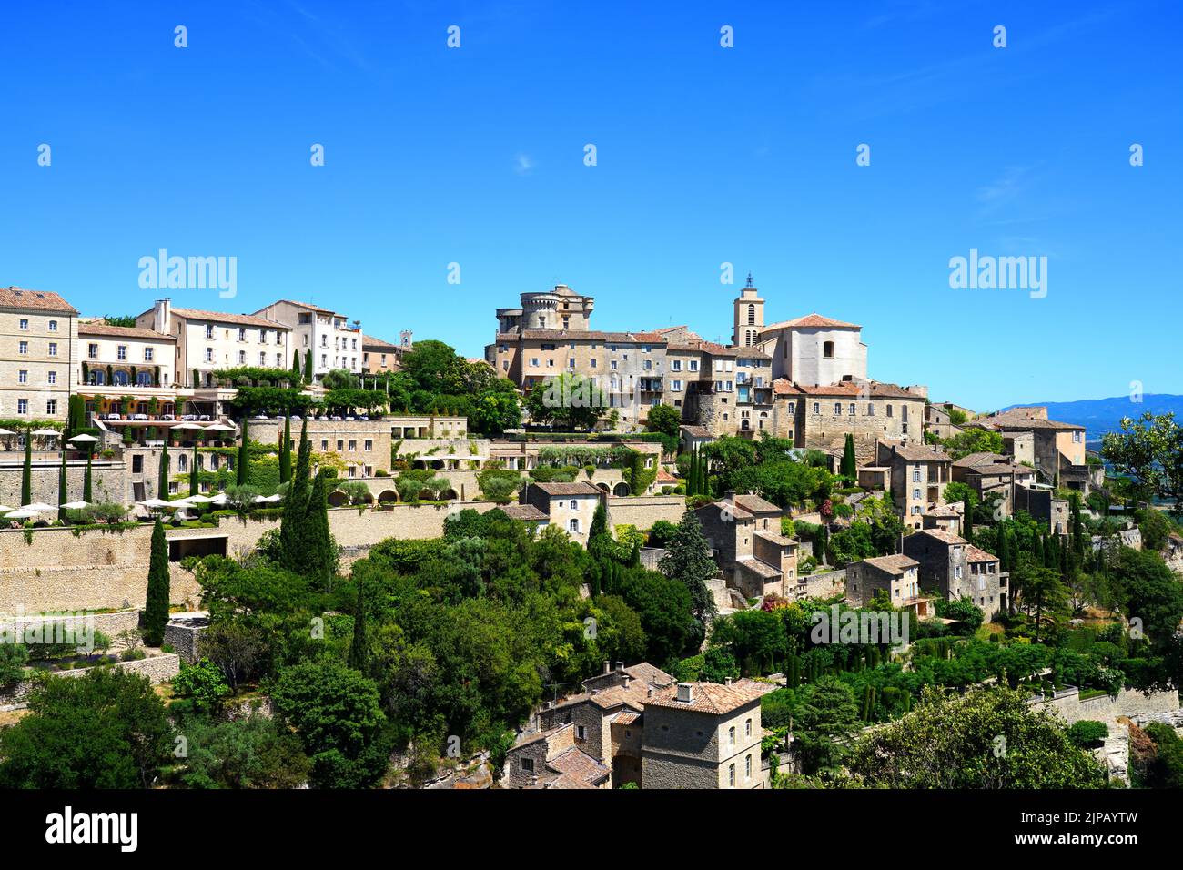 GORDES, FRANCE -1 JUL 2021- vue sur Gordes, un village perché dans la région du Luberon de Vaucluse, Provence, France. Il est classé parmi les 1 Banque D'Images