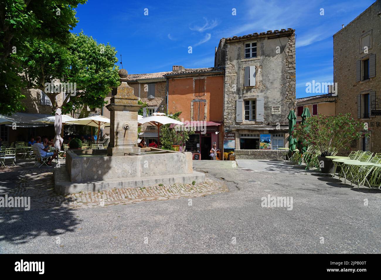 GORDES, FRANCE -1 JUL 2021- vue sur le centre ville de Gordes, un village médiéval perché de Gordes dans la région Luberon du Vaucluse, Provence, France. Banque D'Images