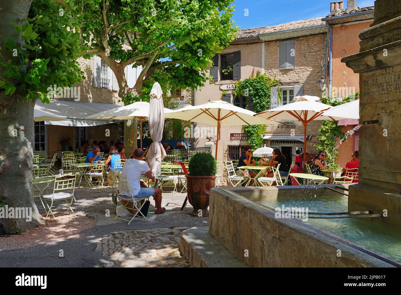 GORDES, FRANCE -1 JUL 2021- vue sur le centre ville de Gordes, un village médiéval perché de Gordes dans la région Luberon du Vaucluse, Provence, France. Banque D'Images