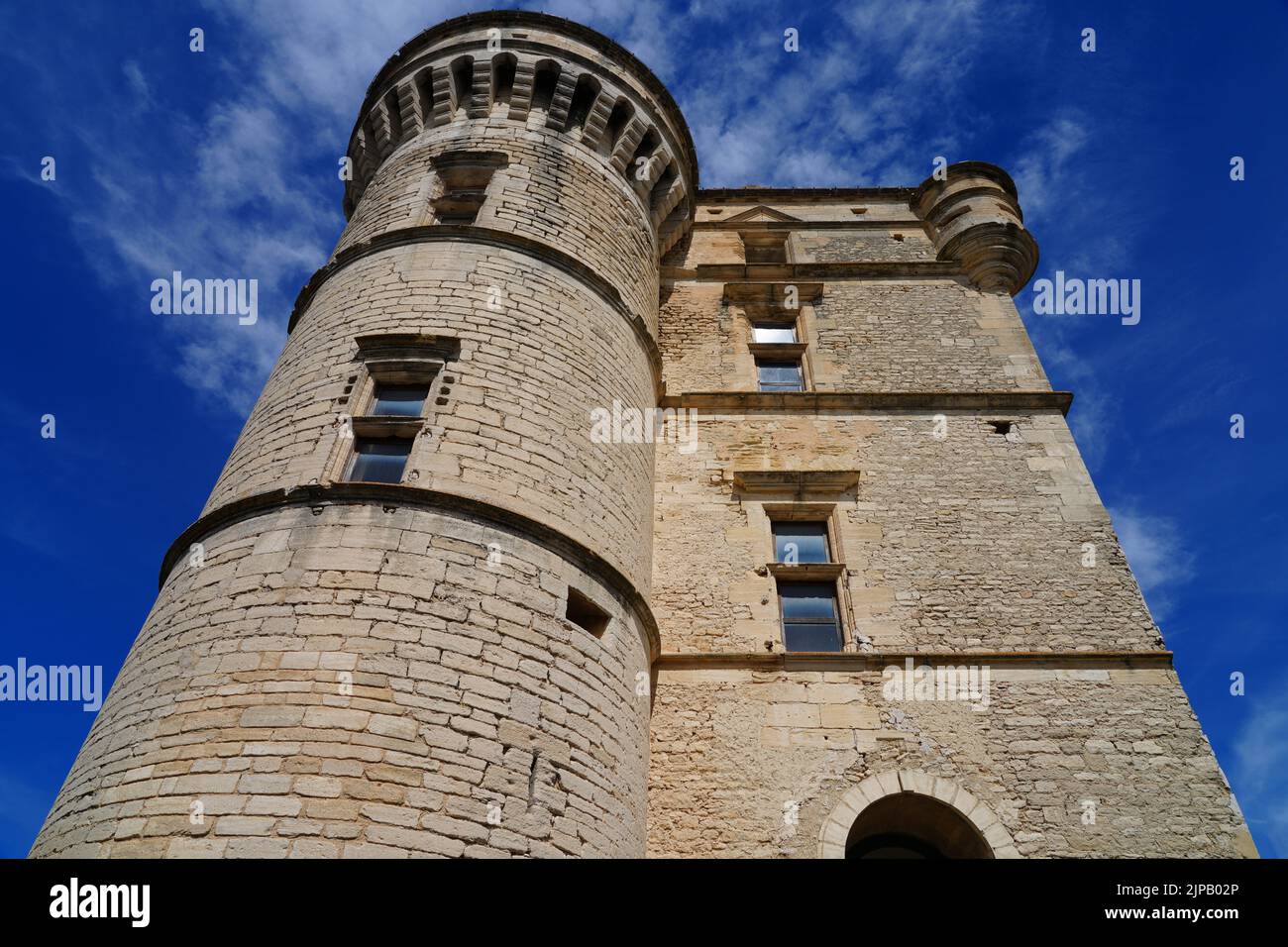 GORDES, FRANCE -1 JUL 2021- vue sur le château de Gordes, un château médiéval historique dans le village perché de Gordes, dans le Luberon, dans le Vaucluse Banque D'Images