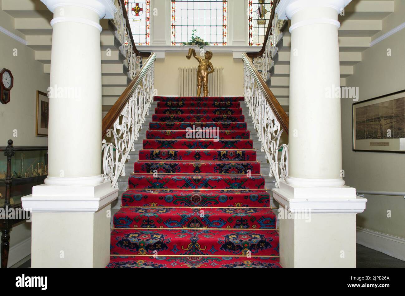 Le bel escalier de l'hôtel de ville de Cleethorpes avec tapis rouge Banque D'Images