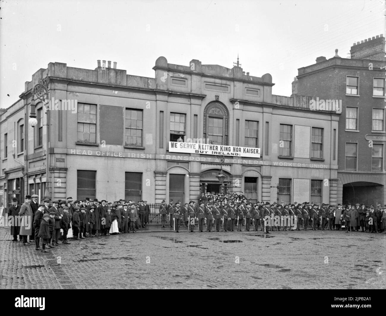 Des membres de l'Armée citoyenne irlandaise à l'extérieur de Liberty Hall, sous le slogan « nous ne servons ni roi ni Kaiser, mais Irlande » Banque D'Images