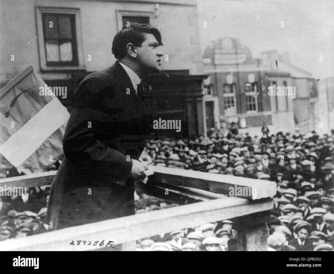 Michael Collins s'adresse à une foule à Cork le jour de la Saint Patrick, 1922. Banque D'Images