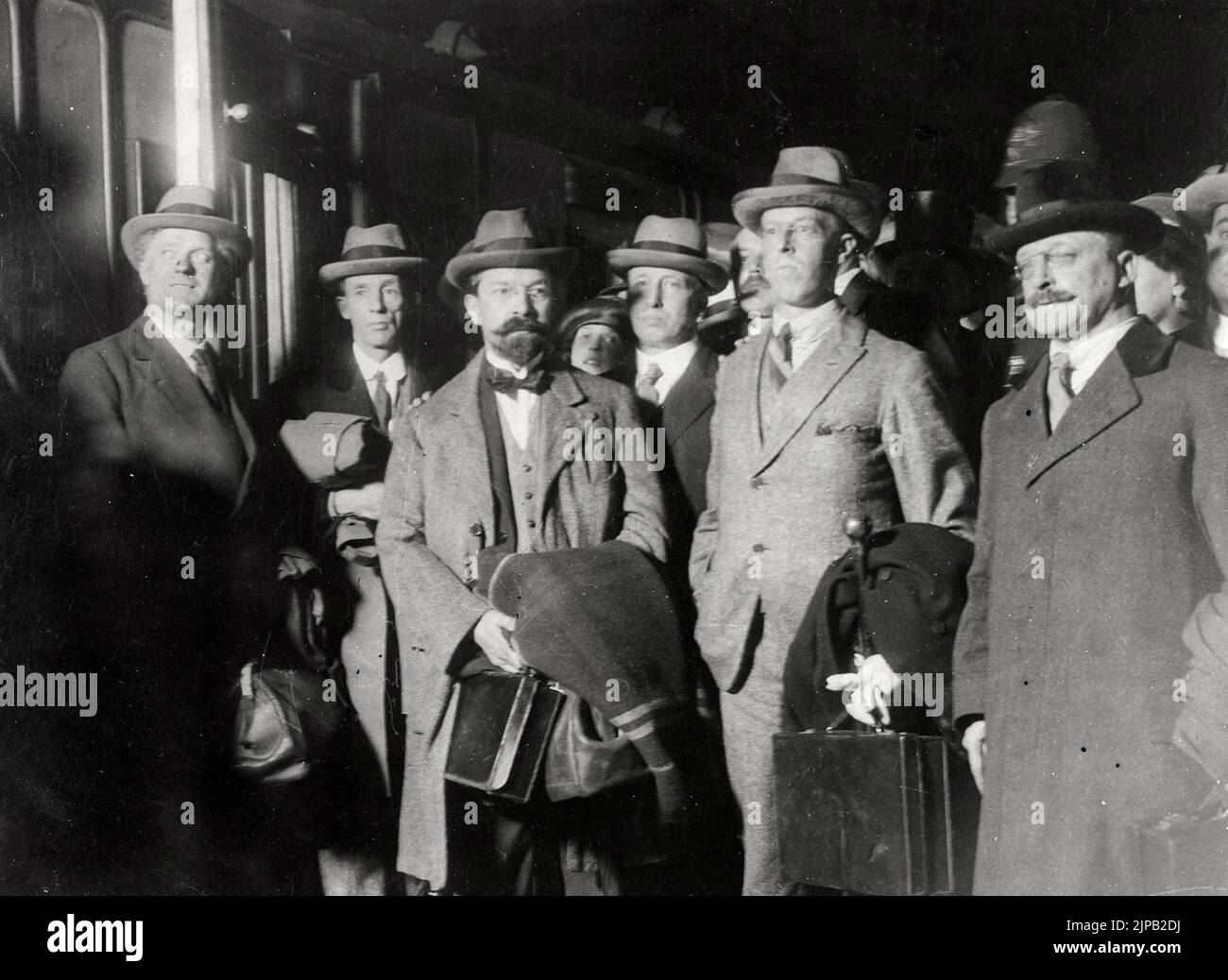 George Gavan Duffy, Erskine Childers, Robert Barton et Arthur Griffith, les membres du comité de négociation irlandais revenant en Irlande en décembre 1921 Banque D'Images