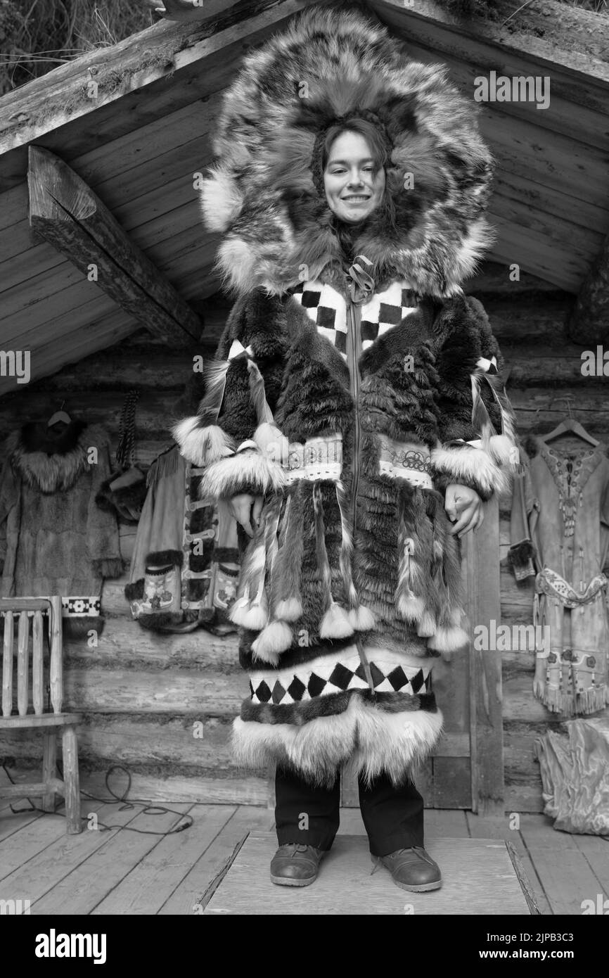 Une fille Athabaskan pose en costume indigène au village indien de Chena à Fairbanks, en Alaska Banque D'Images