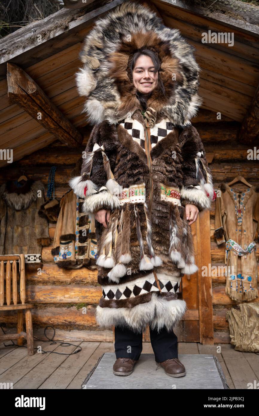 Une fille Athabaskan pose en costume indigène au village indien de Chena à Fairbanks, en Alaska Banque D'Images